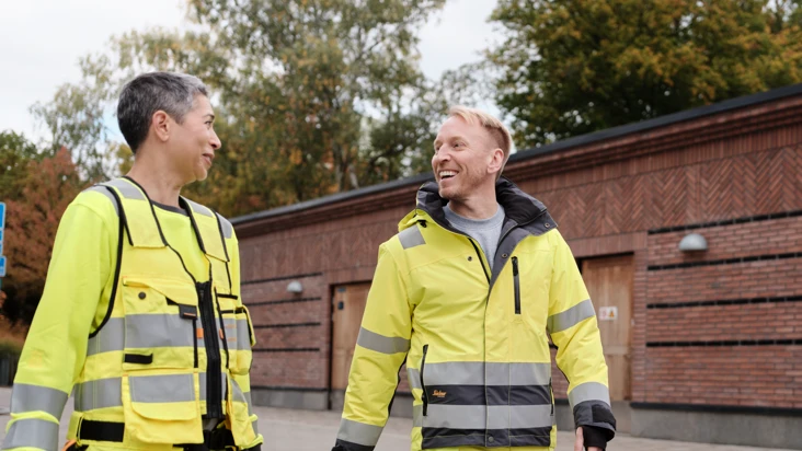 Kollegor i skyddskläder teknisk förvaltning.