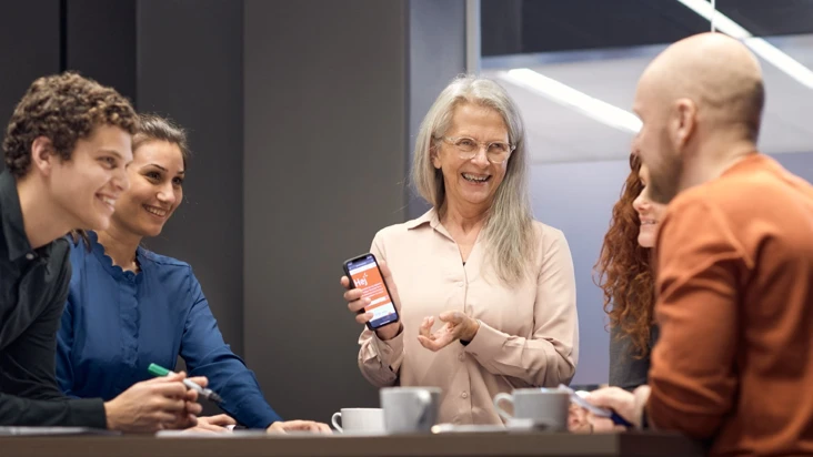 En arbetsgrupp jobbar tillsammans vid ett konferensbord.